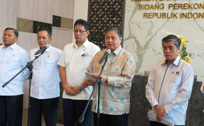 Menko Perekonomian Airlangga Hartanto didampingi para menteri memberikan keterangan pers terkait Paket Ekonomi dan Penyerapan Tenaga Kerja di Kantor Menko Perekonomian, Jakarta, Senin (22/9/2025). (Foto: Humas Ekon)